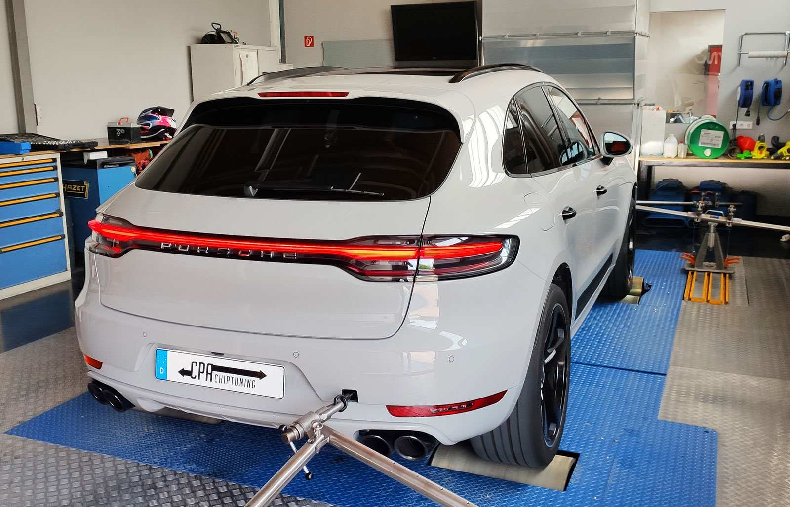 Porsche Macan Sが動力計に載せられました、