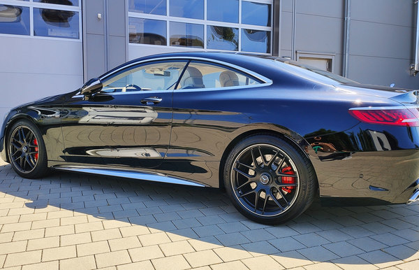  Mercedes S63が動力計に載せられてテストされました