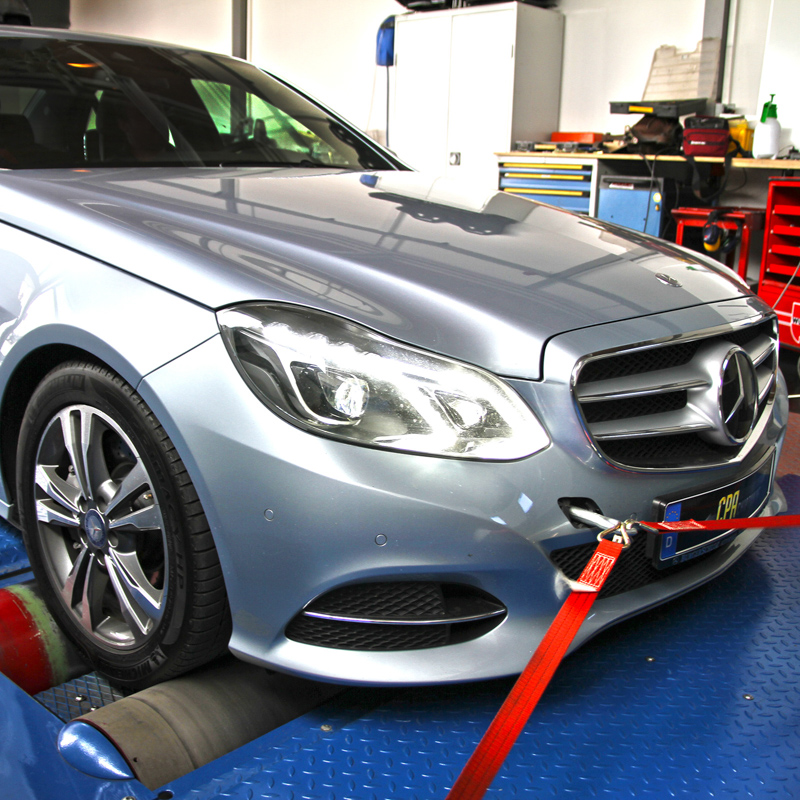 新しいMercedes E400 (W212)が動力計でテストされました。