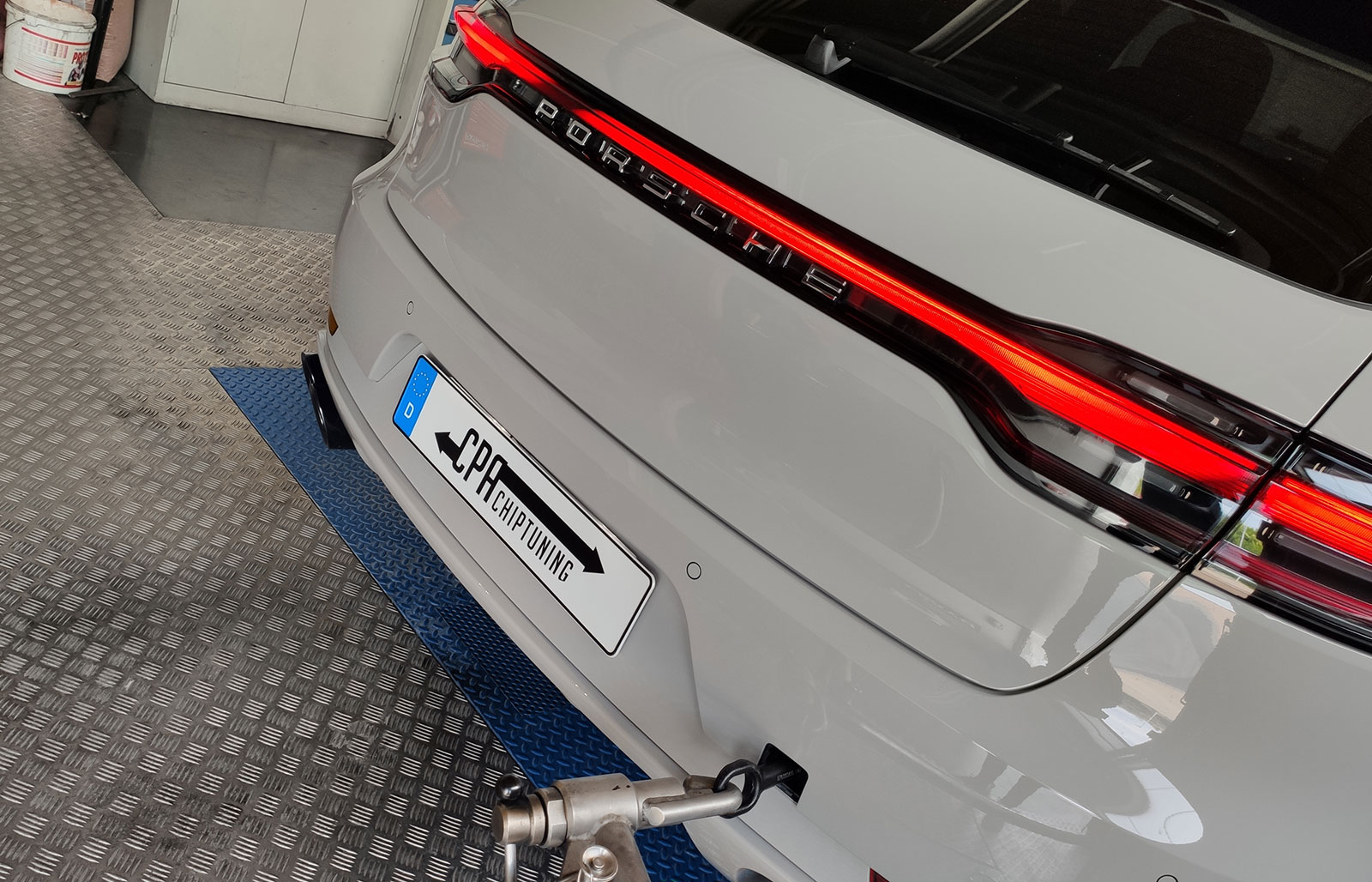 Porsche Macan Sが動力計に載せられました、