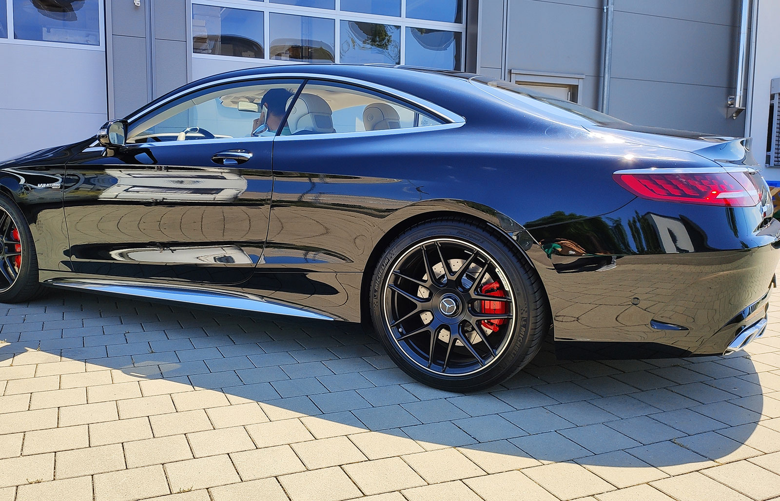  Mercedes S63が動力計に載せられてテストされました