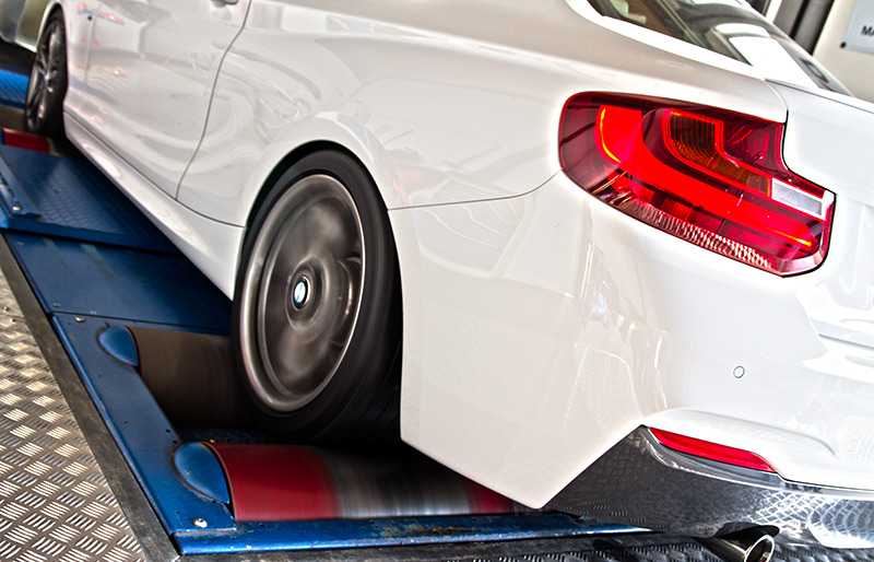 BMW M235iが動力計でテストされました、