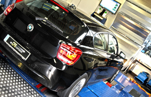  BMW 120dにパワーボックスを搭載して動力計でテストします。