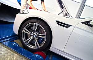 BMW M5 (F10)を動力計でテストしました。