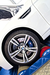 BMW M5 (F10)を動力計でテストしました。