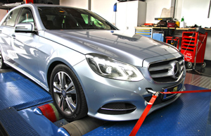 新しいMercedes E400 (W212)が動力計でテストされました。